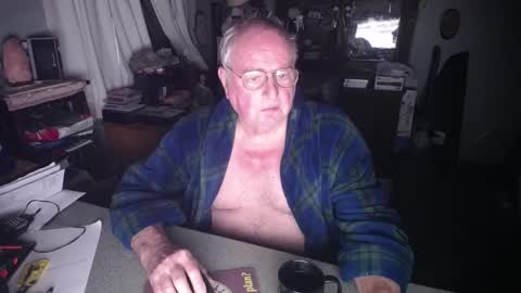 Snapshot of exceos chatting on 12-25-24, 03:28 EXCEOS online show from 12-25-24, 03:28