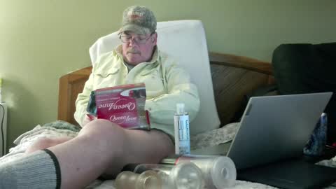Snapshot of eyeswideshut63 chatting on 12-22-24, 10:36 Eyeswideshut63 online show from 12-22-24, 10:36