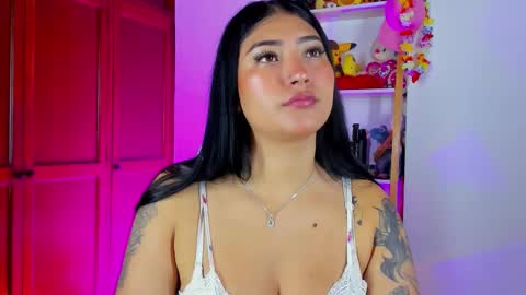 Snapshot of eymy_hadid_ chatting on 10-10-25, 02:49 Emily online show from 10-10-25, 02:49