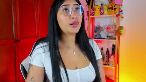 Snapshot of eymy_hadid_ chatting on 12-15-25, 08:57 Emily online show from 12-15-25, 08:57