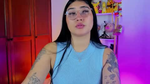 Snapshot of eymy_hadid_ chatting on 12-21-25, 09:00 Emily online show from 12-21-25, 09:00