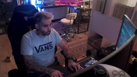 Snapshot of eytab chatting on 10-13-25, 08:09 Eytab online show from 10-13-25, 08:09