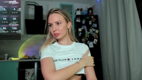 Snapshot of f1oraa chatting on 12-15-24, 04:04  if you dont have fansly account yet use this link to registration    online show from 12-15-24, 04:04