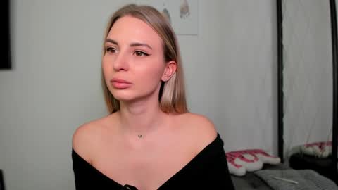 Snapshot of f1oraa chatting on 02-02-25, 03:28  if you dont have fansly account yet use this link to registration    online show from 02-02-25, 03:28