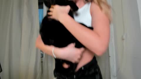 Snapshot of f1oraa chatting on 02-05-25, 02:37  if you dont have fansly account yet use this link to registration    online show from 02-05-25, 02:37