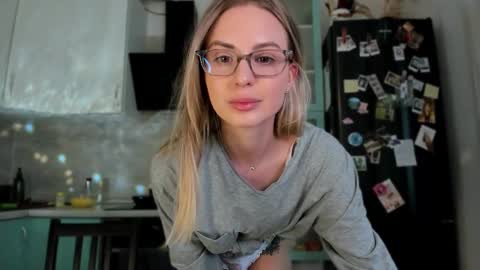 Snapshot of f1oraa chatting on 02-11-25, 11:21  if you dont have fansly account yet use this link to registration    online show from 02-11-25, 11:21