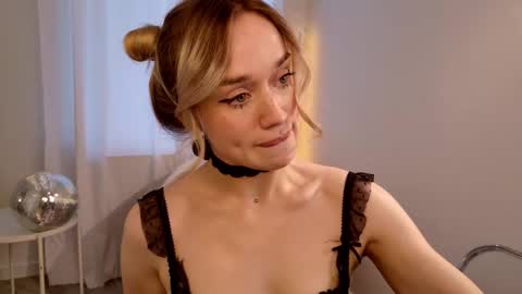 Snapshot of fancyamelia chatting on 10-09-25, 12:36 fancyamelia online show from 10-09-25, 12:36