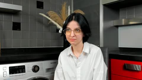 Mia online show from 12-22-24, 12:05