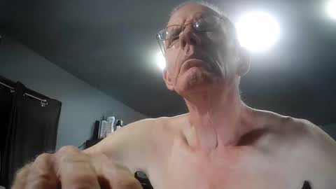 Snapshot of fantasyresort chatting on 10-13-25, 03:06 fantasyresort online show from 10-13-25, 03:06