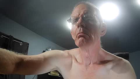 Snapshot of fantasyresort chatting on 10-15-25, 03:06 fantasyresort online show from 10-15-25, 03:06