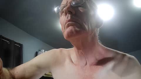 Snapshot of fantasyresort chatting on 10-21-25, 03:07 fantasyresort online show from 10-21-25, 03:07