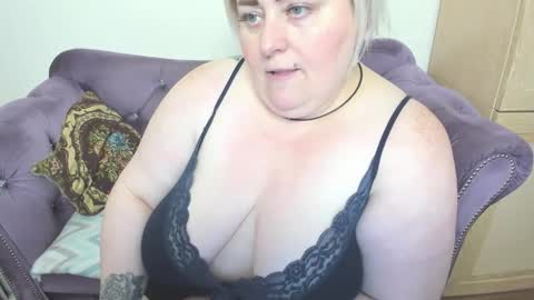 fashiona online show from 10-11-25, 01:42