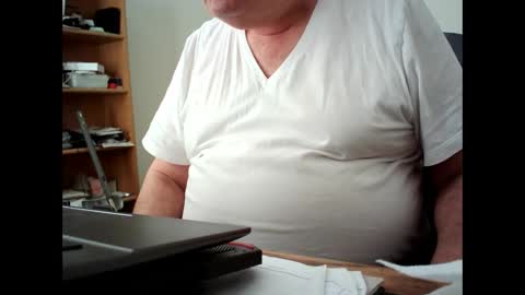 Snapshot of fatbellyitalian chatting on 10-14-25, 08:31 fatbellyitalian online show from 10-14-25, 08:31