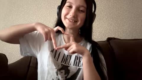 Snapshot of faustinabartosh chatting on 10-17-25, 07:11 Aurora 18yo online show from 10-17-25, 07:11