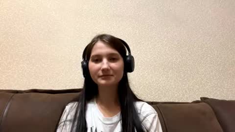 Snapshot of faustinabartosh chatting on 10-18-25, 10:16 Aurora 18yo online show from 10-18-25, 10:16