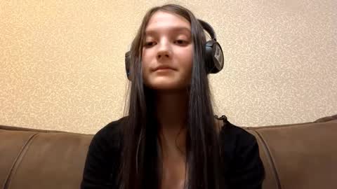 Snapshot of faustinabartosh chatting on 11-17-25, 11:16 Aurora 18yo online show from 11-17-25, 11:16