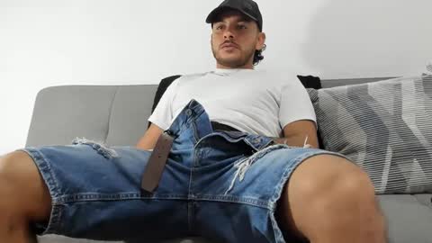 Snapshot of favid95 chatting on 12-15-24, 01:35 favid95 online show from 12-15-24, 01:35