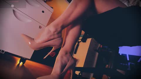 Snapshot of feetfundoll chatting on 02-14-25, 01:02 Lisa Dove aka FeetFunDoll online show from 02-14-25, 01:02