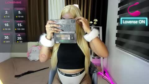 Snapshot of felicity_finley chatting on 03-04-26, 04:35 FELLY online show from 03-04-26, 04:35