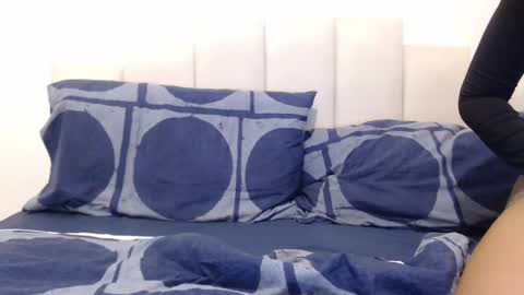 Snapshot of felinechic chatting on 12-25-24, 05:26 FelineChic online show from 12-25-24, 05:26