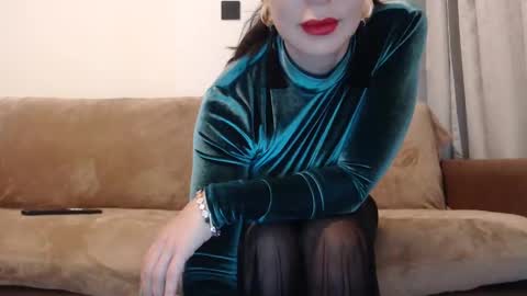 Snapshot of felinechic chatting on 01-08-25, 05:16 FelineChic online show from 01-08-25, 05:16
