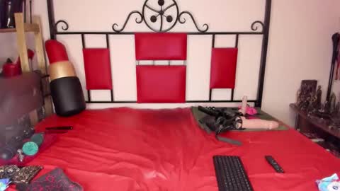 Snapshot of femdom_princess18 chatting on 10-21-25, 11:38 Princess18 online show from 10-21-25, 11:38