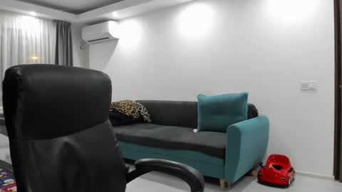 Snapshot of fetishcatalea chatting on 02-05-25, 08:25 Catalea DM online show from 02-05-25, 08:25