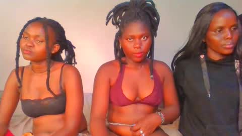 Snapshot of fine_melanie chatting on 01-29-25, 06:12 melanie online show from 01-29-25, 06:12