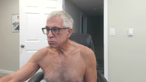 Snapshot of fitman999 chatting on 10-19-25, 08:31 Jon online show from 10-19-25, 08:31