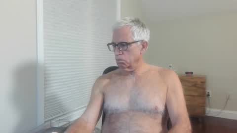 Snapshot of fitman999 chatting on 11-04-25, 02:21 Jon online show from 11-04-25, 02:21