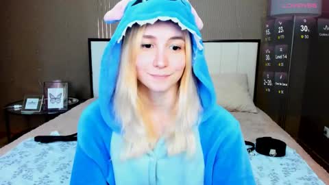 Snapshot of fleximona chatting on 10-25-25, 10:01 FlexiMona online show from 10-25-25, 10:01