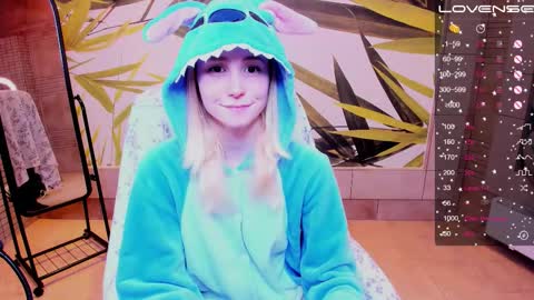 Snapshot of fleximona chatting on 10-26-25, 09:37 FlexiMona online show from 10-26-25, 09:37