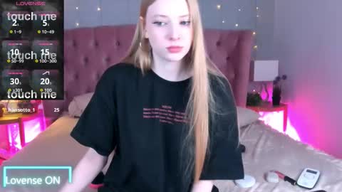 Mia online show from 10-24-25, 04:03