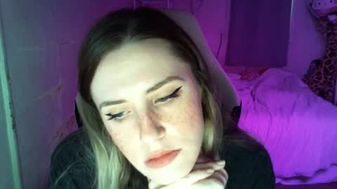 Snapshot of fluxsux chatting on 10-20-25, 01:22 Flux online show from 10-20-25, 01:22