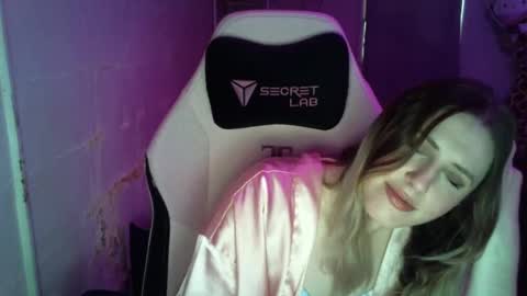 Snapshot of fluxsux chatting on 11-05-25, 02:39 Flux online show from 11-05-25, 02:39