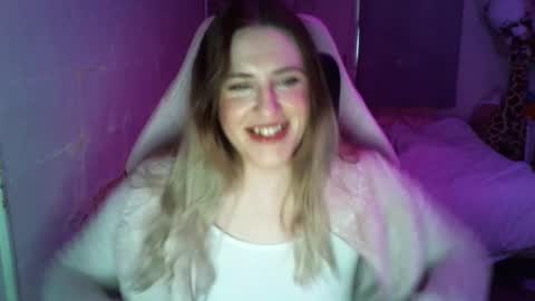 Snapshot of fluxsux chatting on 11-12-25, 02:06 Flux online show from 11-12-25, 02:06