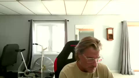 Snapshot of foodforcatfists chatting on 02-12-26, 08:37 foodforcatfists online show from 02-12-26, 08:37