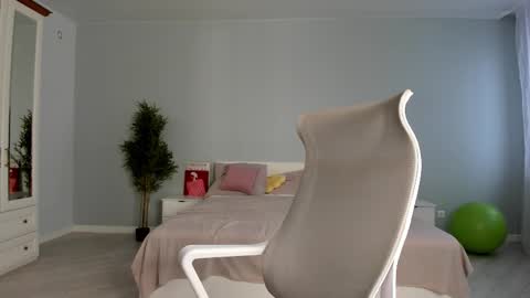 Kira online show from 11-12-25, 02:01