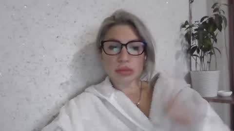 fox_red_lady7 online show from 11-16-25, 12:11