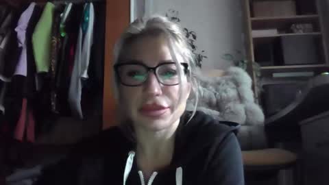 fox_red_lady7 online show from 11-17-25, 10:21