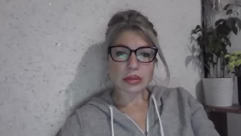 fox_red_lady7 online show from 12-03-25, 11:52