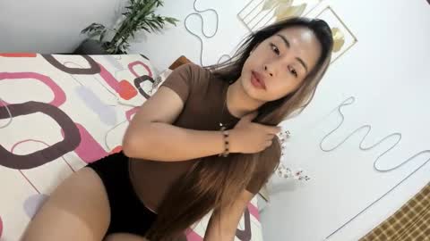 Snapshot of foxxxy_bunny18 chatting on 11-18-25, 01:00 Rianne online show from 11-18-25, 01:00