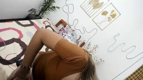 Snapshot of foxxxy_bunny18 chatting on 11-18-25, 01:26 Rianne online show from 11-18-25, 01:26