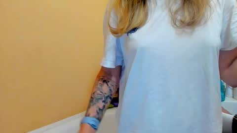 Snapshot of foxy_blond chatting on 10-09-25, 12:19 Foxy online show from 10-09-25, 12:19