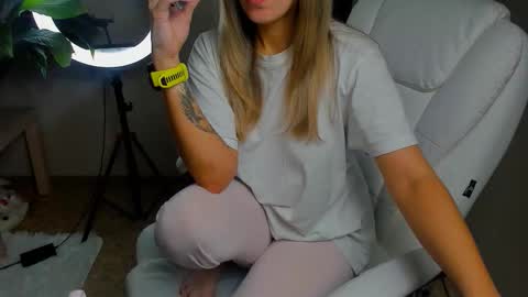 Snapshot of foxy_blond chatting on 10-22-25, 11:26 Foxy online show from 10-22-25, 11:26