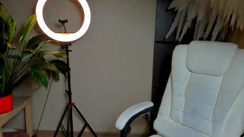 Snapshot of foxy_blond chatting on 11-04-25, 12:21 Foxy online show from 11-04-25, 12:21