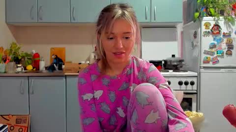 Snapshot of foxy_blond chatting on 11-07-25, 12:49 Foxy online show from 11-07-25, 12:49