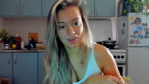 Snapshot of foxy_blond chatting on 11-08-25, 12:55 Foxy online show from 11-08-25, 12:55