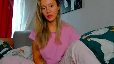 Snapshot of foxy_blond chatting on 11-09-25, 06:33 Foxy online show from 11-09-25, 06:33