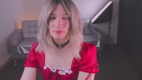 Snapshot of foxy_jpg chatting on 02-08-25, 09:36 Sue online show from 02-08-25, 09:36